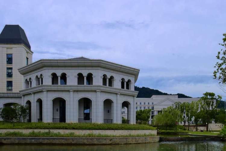 浙江外国语学院怎么样，未来有可能成为一本院校嘛？浙江外语大学怎么样