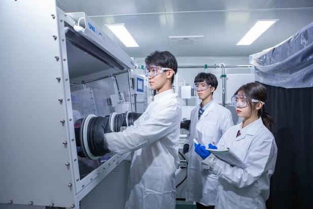 黄成栋生日？石溪 化学.怎么样