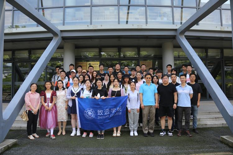请教:上交致远学院和中科大理科实验班(物理方向)哪个更好呢？上交致远博士怎么样