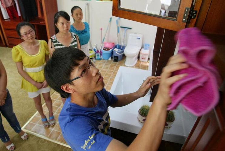 大学生当保姆是人才浪费吗？大学生家政怎么样