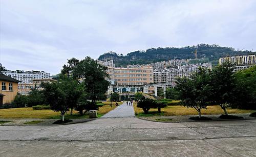 万州三峡学院是在山上吗？三峡学院环境怎么样