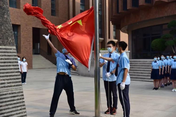 大学有没有校服？大学不去升旗会怎么样