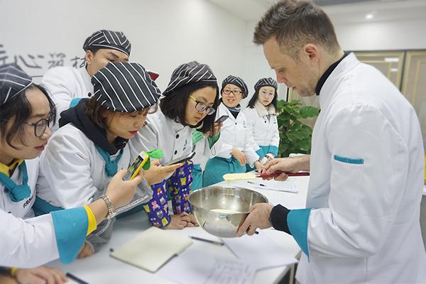上海浦东区学西点的学校有哪些？赴法国汉语语言助教怎么样