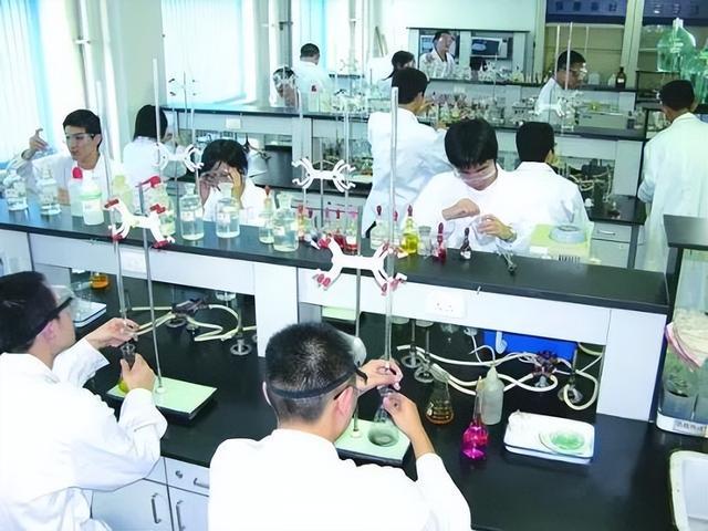 大学里环境科学这个专业好不好？环境工程在实验室上班怎么样