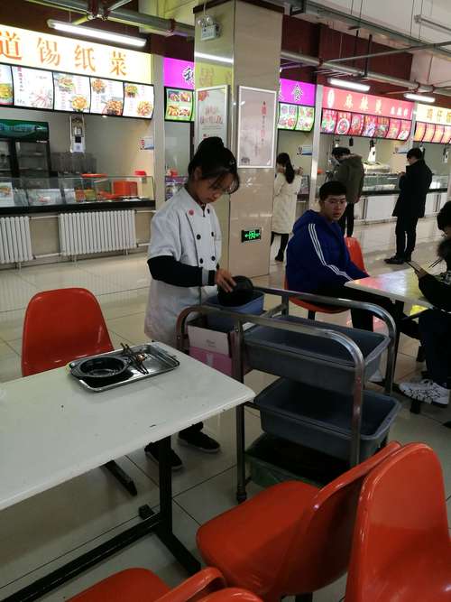 请问，长春理工大学长春师范学院，长春工程学院，吉林财经大学，食堂有没有，清餐，回族人吃的饭，谢谢请认真回？长春理工大学食堂的饭菜怎么样