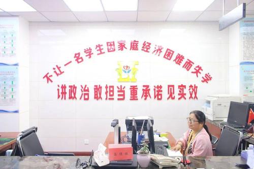 医院里的资助中心人员是干什么的？高校资助中心怎么样