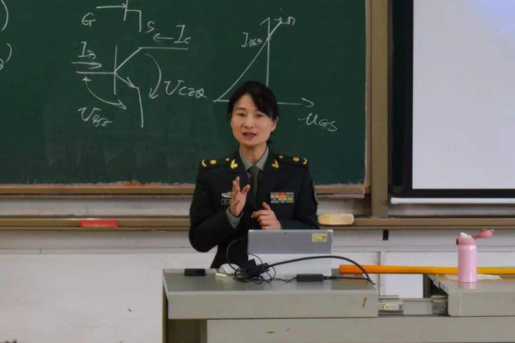 请问国防科大的一位博士学历、副教授，年收入大约是多少？（大学教育管理人员待遇怎么样）