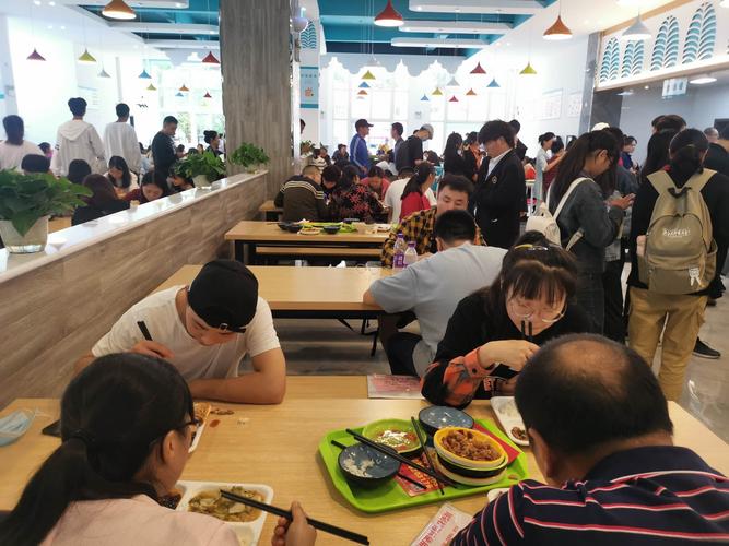 新乡学院食堂对外吗？（河南大学食堂怎么样）