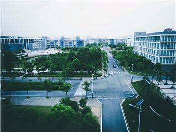 安徽城市管理职业技术学院位置偏僻吗?如果和合肥职业技术学院比，那个偏僻?那个交通更便捷？（合肥职业技术学校位置怎么样）
