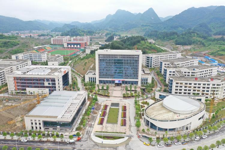 请问黔南民族师范学院怎么样?学校很小吧?很差吧？（黔南民族师范学院校风怎么样）