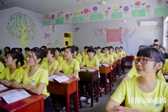 职高读幼师好不好啊?(在师范学校读幼师出来怎么样)