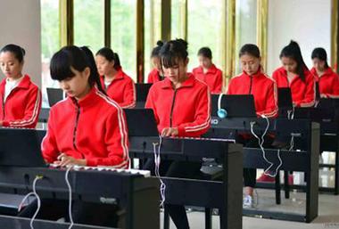 职高读幼师好不好啊?(在师范学校读幼师出来怎么样)