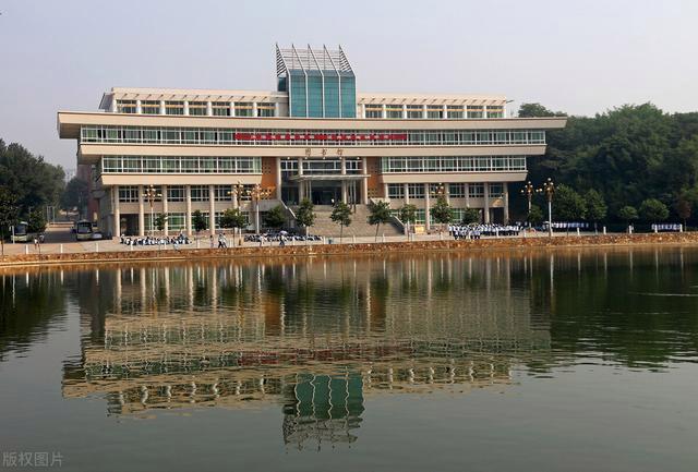 信阳学院学校优势?(信阳学院的环境怎么样)