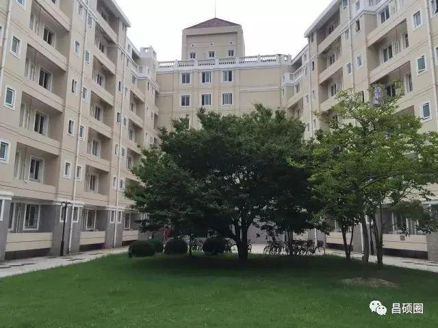 上海闵行区交通轨道学院学生生活费每月多少？（上海交大食宿怎么样）