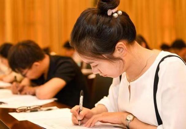 汉语言文学就业前景及出路?(汉语言文学毕业后就业怎么样)